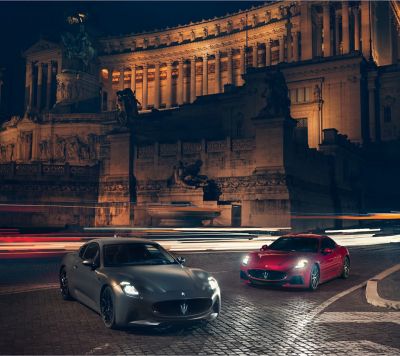 Maserati GranTurismo coupés grises et rouges, ville de nuit.