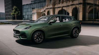 Grüner Maserati Grecale SUV, linke Seitenansicht außen.