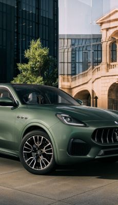 grecale-trim-green-front-right-view-mobile