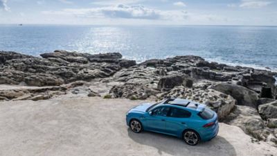 grecale-blue-left-side-whit-sea-in-background-desktop