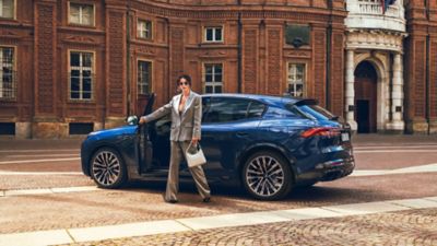 grecale-blue-woman-desktop