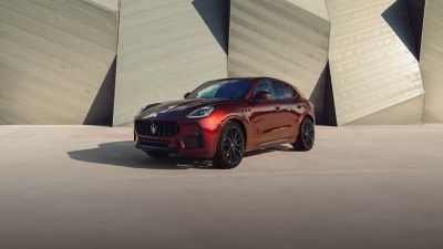 maserati-grecale-bruciato-parked-side-left-view-with-stones-background-desktop