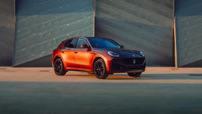 maserati-grecale-bruciato-right-side-view-with-structures-background-desktop