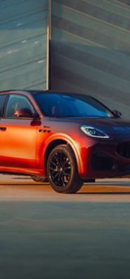 maserati-grecale-bruciato-right-side-view-with-structures-background-mobile