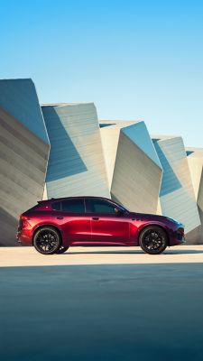 maserati-grecale-bruciato-side-view-with-structures-background-for-menu-entrypoint-mobile