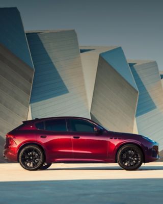 maserati-grecale-bruciato-side-view-with-structures-background-with-layer-mobile