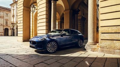 grecale-under-arch-blue-side-view-desktop