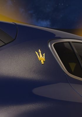 maserati-grecale-lumina-golden-trident-close-up-detail-dsk