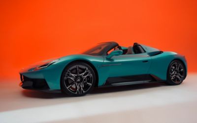 mcpura-cielo-left-side-view-red-background-desktop