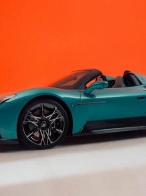 mcpura-cielo-left-side-view-red-background-mobile