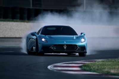 mcpura-on-track-curving-front-view-desktop