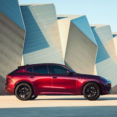 maserati-grecale-bruciato-side-view-with-structures-background-1x1