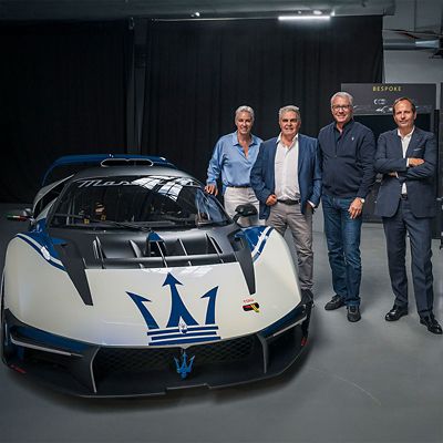 mcxtrema-modena-front-view-people-squared