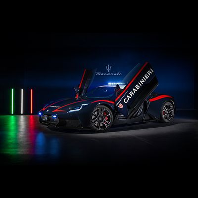 mcpura-carabinieri-black-car-side-view-doors-open-squared