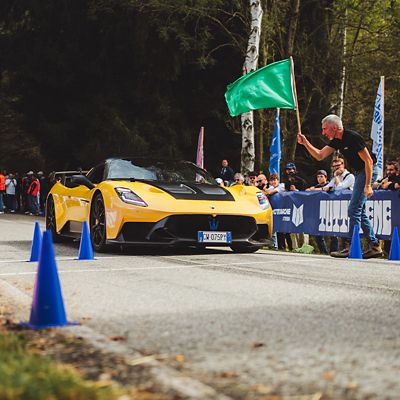 gt2-stradale-yellow-circuit-man-with-green-flag-squared