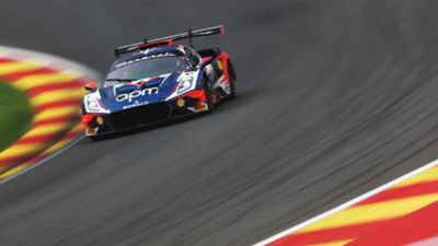 gt2-blue-white-red-running-circuit-front-view-blue-desktop