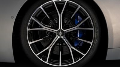 maserati-detail-wheel-black-logo-desktop