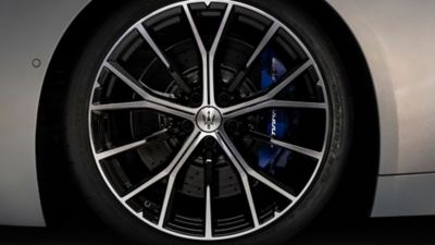 maserati-detail-wheel-silver-logo-desktop
