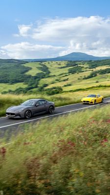 granturismo-folgore-gray-granturismo-trofeo-yellow-on-the-road-mobile