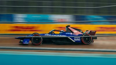 maserati-corse-running-running-left-side-view-desktop