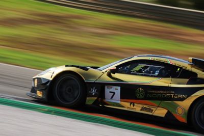 gt2-valencia-2025-mauro-pampanini-roberto-calamia-side-view-desktop