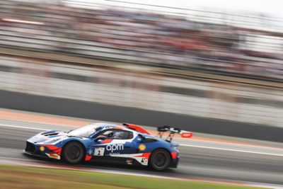race-of-valencia-gt2-side-view-car-driving-with-blurred-background