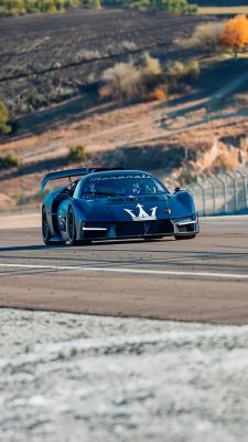 mcxtrema-running-front-right-view-mobile